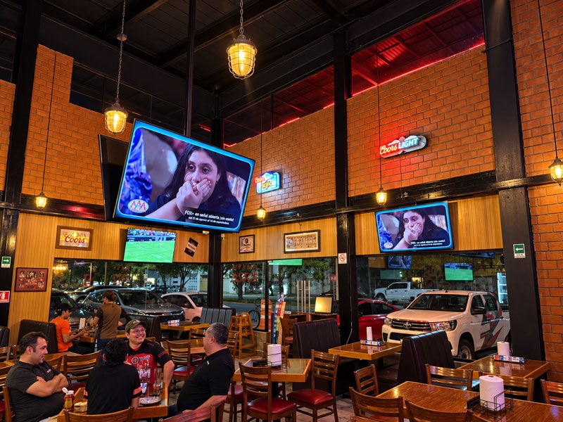 Clientes viendo el partido en las pantallas de un Hunter Rooster